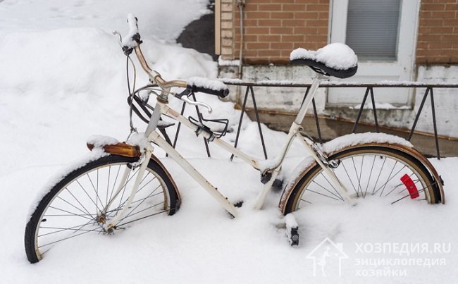 Старый велосипед под снегом