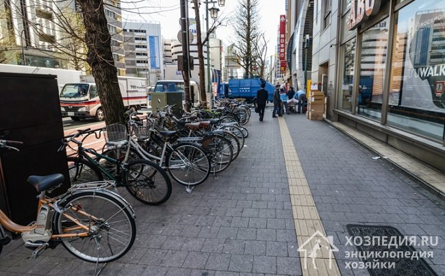 Велосипедная стоянка на одной из улиц Токио