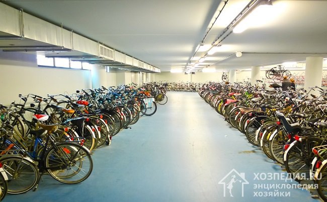 Подземная парковка для велосипедов в Амстердаме
