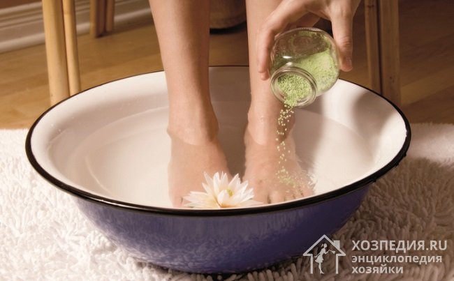 Для ножных ванночек можно применять морскую соль и ароматические масла