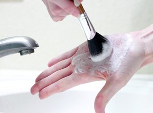 Как мыть кисти для макияжа в домашних условиях