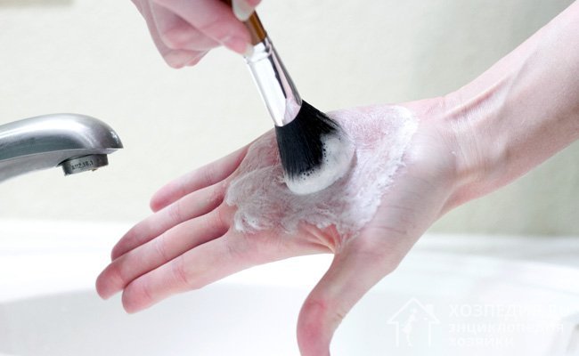Один из способов, как правильно мыть кисть для макияжа с помощью мыла