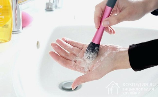 Мыть кисти для макияжа можно подручными средствами