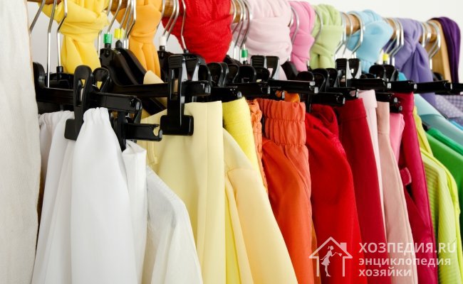 Шарфики и косынки можно развесить рядом с блузами и рубашками по цветам