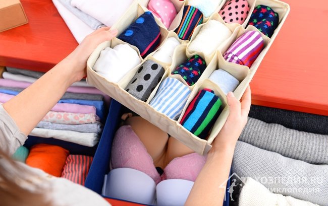 Нижнее белье, носки и колготки лучше хранить в выдвижных ящиках с разделителями