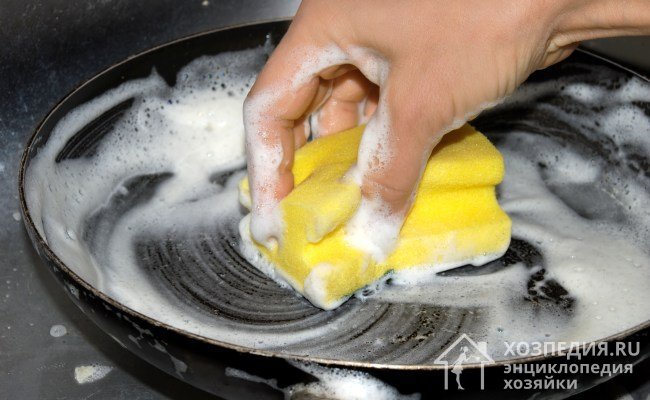 Для мытья сковороды используйте специализированные чистящие средства