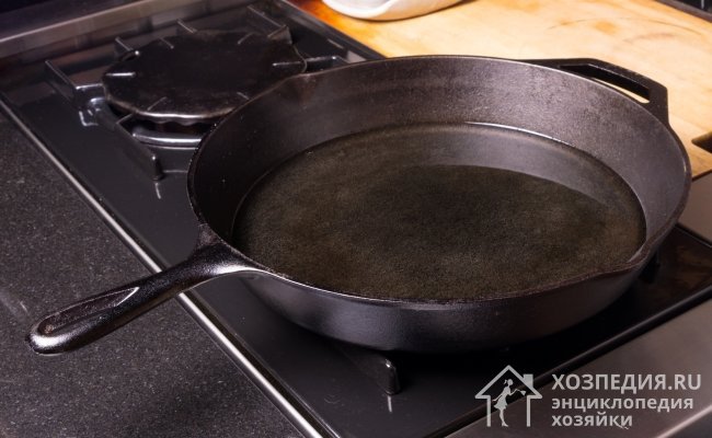 Для создания защитного слоя на кухонной утвари из чугуна, прокалите изделие с растительным маслом в духовке при высокой температуре