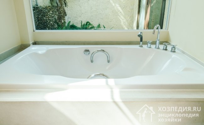 Чистая ванна, излучающая блеск и белизну, создает особую атмосферу в ванной комнате, выглядит эстетично и гигиенично