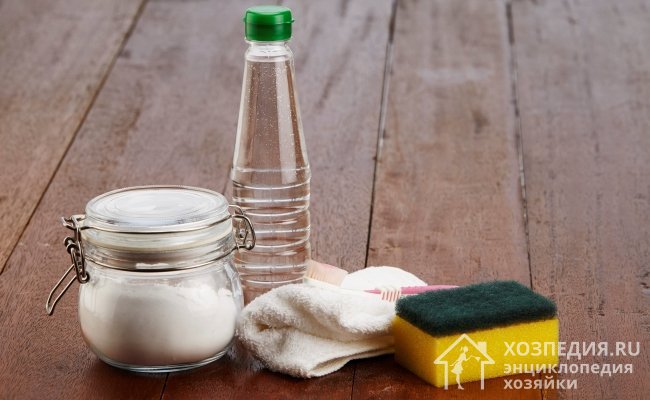Справиться с загрязнениями помогут классические домашние средства – сода и уксус. Они не только эффективно удаляют зеленый налет, но и абсолютно безопасны для здоровья