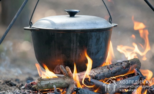 После приготовления пищи на открытом огне отмыть казан может быть непросто
