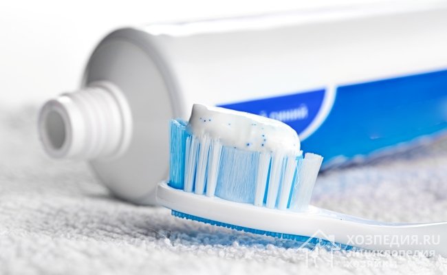 Вернуть белизну аксессуару, который пожелтел, поможет обычная зубная паста