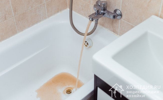 Причина появления ржавых отложений на ванне – грязная водопроводная вода с высоким содержанием химических примесей, тяжелых металлов, частичек ржавчины и прочих загрязнений