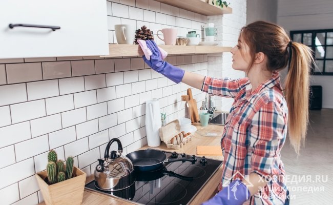 При очистке кухонных шкафчиков от жира обязательно надевайте резиновые перчатки, чтобы уберечь руки от негативного воздействия моющих средств