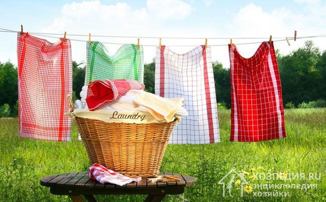 Сушите кухонные полотенца на солнце. Ультрафиолет окажет дополнительный отбеливающий эффект и придаст белью аромат свежести 