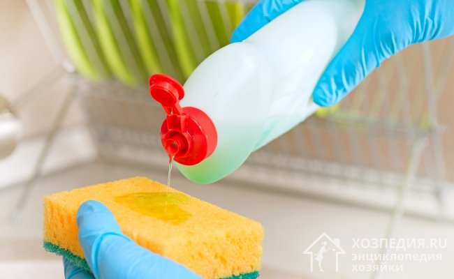 Применение средства для мытья посуды – один из наиболее доступных способов отстирать подсолнечное масло с одежды