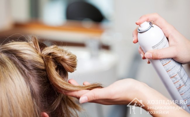 Лак для волос - еще одно средство, которое поможет отстирать помаду