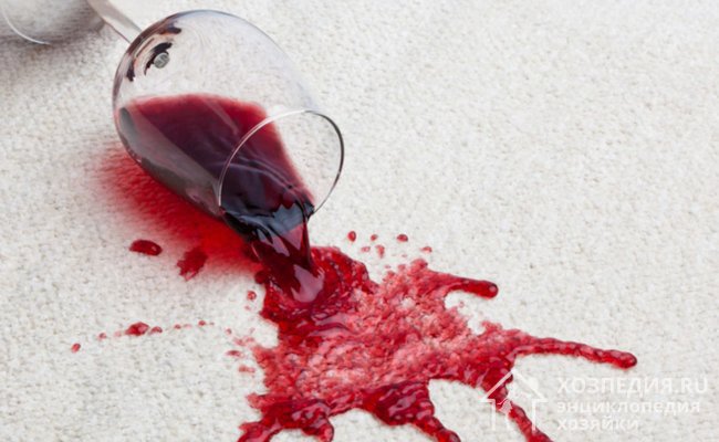Как вывести пятна красного вина с ковра