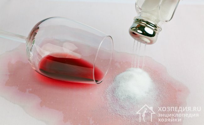Выведение пятен вина с помощью соли
