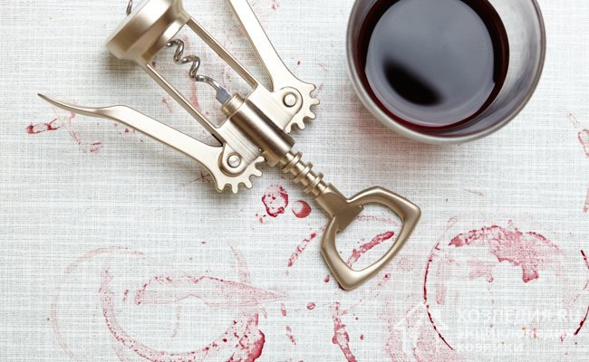 Удаление пятен вина с помощью водки