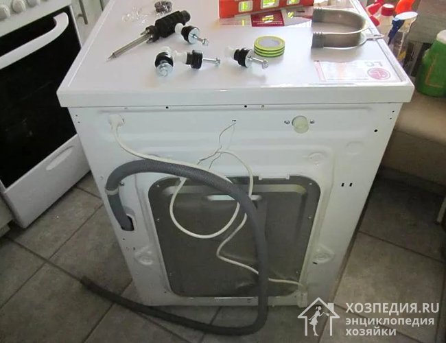 Зафиксировать барабан стиральной машины можно при помощи транспортировочных болтов