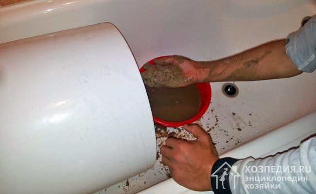 Обязательный этап чистки накопительного водонагревателя – промывка внутренних стенок бака, на которых скапливается ржавчина, известковый налет и прочие загрязнения
