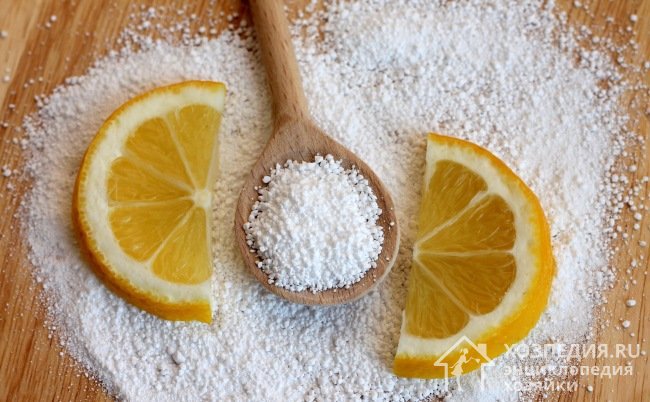 Долька свежего лимона поможет устранить незначительные жировые отложения на стенках духовки