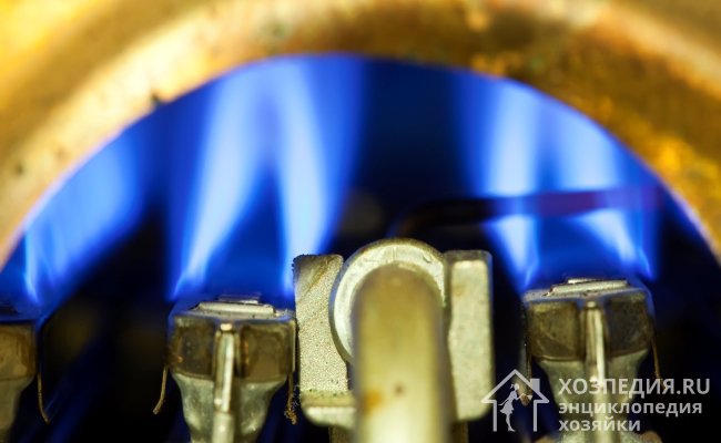 Если форсунки засорились, газ начинает гореть слабее и устройство перестает нагревать воду