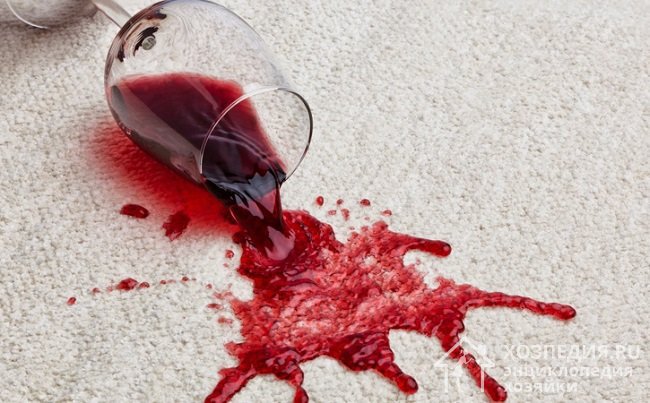 Вино, разлитое на ковре