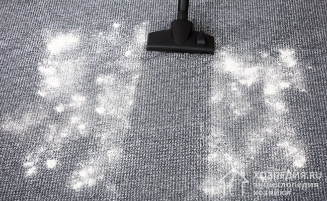 Самое эффективное и безопасное средство для очистки ковров – сода. С ее помощью можно освежить изделие, удалить загрязнения и сложновыводимые пятна