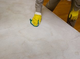Как почистить матрас в домашних условиях от запаха и пятен