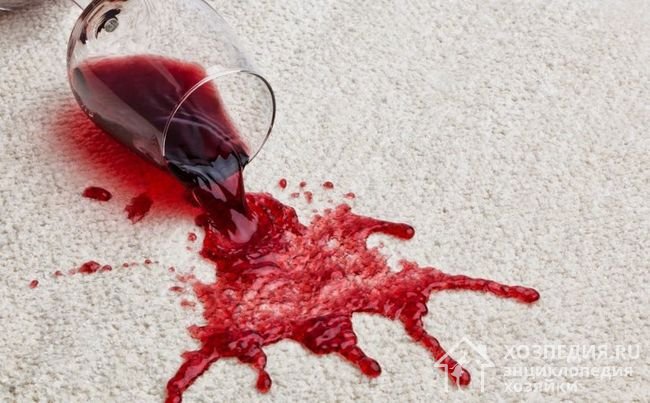 Как вывести пятна красного вина с паласа?