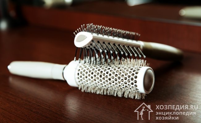 Расческа – это важный аксессуар, который помогает поддерживать волосы здоровыми и красивыми. В результате частой эксплуатации она подвергается загрязнениям, поэтому важно знать, как правильно отмыть щетку и сохранить ее в чистоте