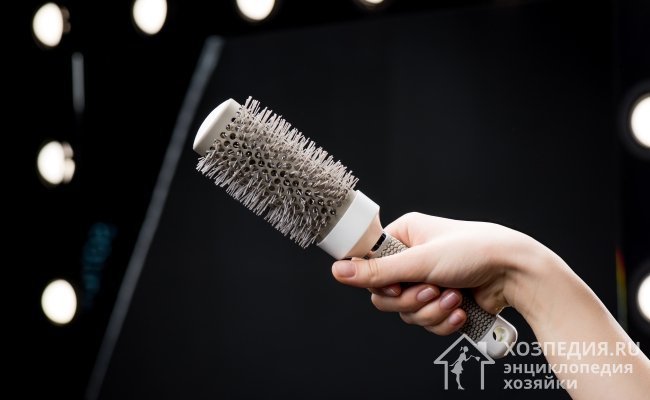 Щетка-браш очень подвержена загрязнениям, быстро накапливает волосы, пыль и грязь. Чтобы поддерживать чистоту инструмента, проводите его чистку после каждой эксплуатации