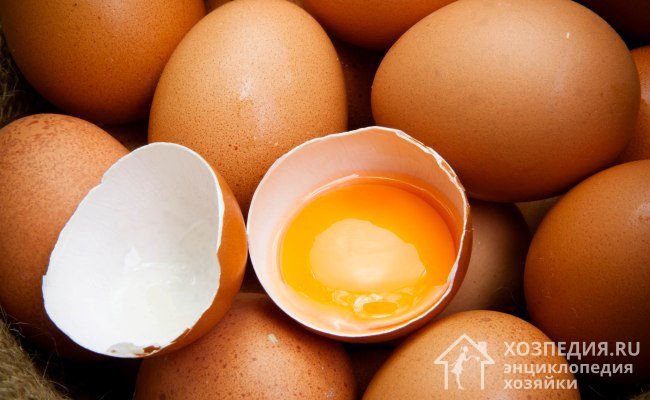 Яичный желток не только эффективно очищает серебро от черноты и загрязнений, но и защищает изделие от потемнений и воздействия оксидов