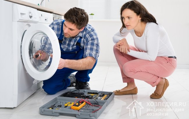 Профилактический осмотр стиральной машины может сделать мастер по ремонту