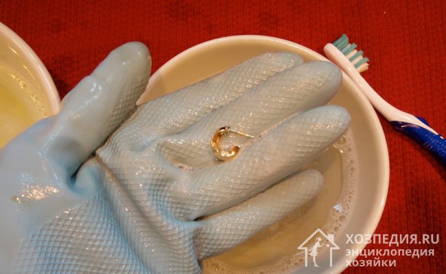 Средство для мытья посуды можно использовать для чистки золота