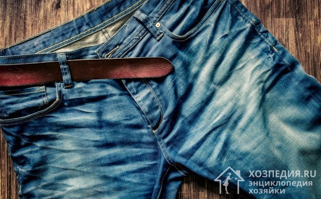 Цвет на джинсах вытирается от длительной носки, размывается при попытках вывести сложные пятна и выцветает