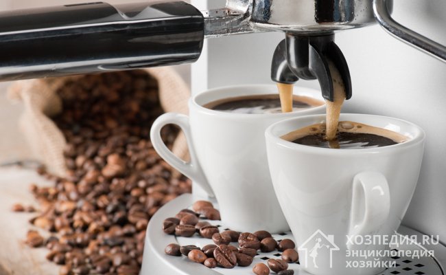 Раздвоенное сопло позволяет одновременно наливать кофе сразу в две чашки