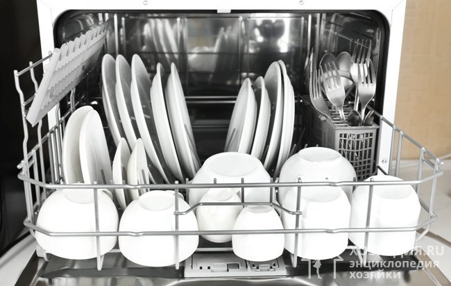 Устанавливайте посуду плотно и компактно в предназначенные для нее стойки, лотки или корзины