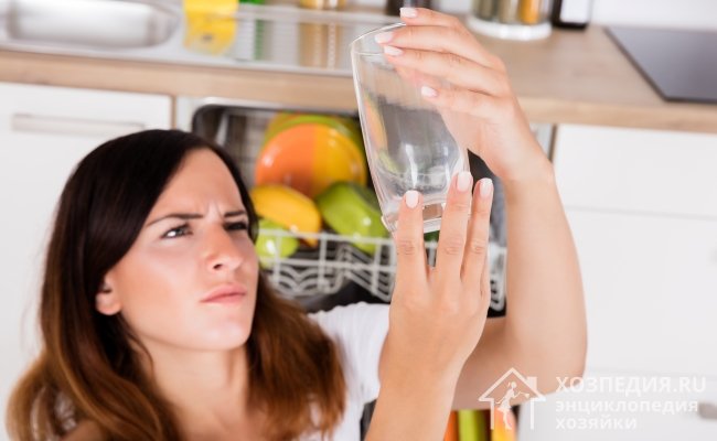 Если после цикла мытья вы обнаружили на посуде разводы или мутный налет, значит, вы пользуетесь посудомоечной машиной неправильно