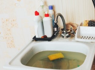 Как прочистить засор в трубе в домашних условиях