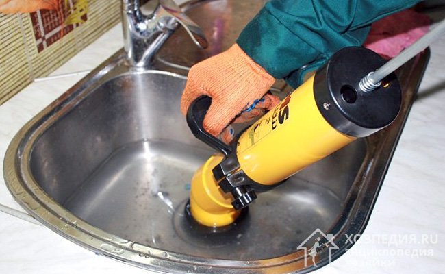 Прочистить канализационную трубу можно при помощи специального устройства