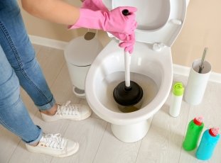 Как прочистить засор в унитазе в домашних условиях при помощи народных и профессиональных средств