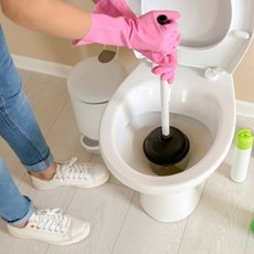 Как прочистить засор в унитазе в домашних условиях при помощи народных и профессиональных средств