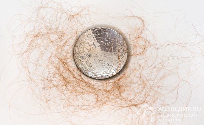 Наиболее распространенная причина образования пробки в канализации – скопление волос, ниток, шерсти животных