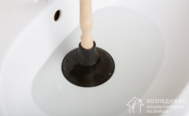 Действенный способ прочищения засора в ванне, раковине или унитазе – вантуз