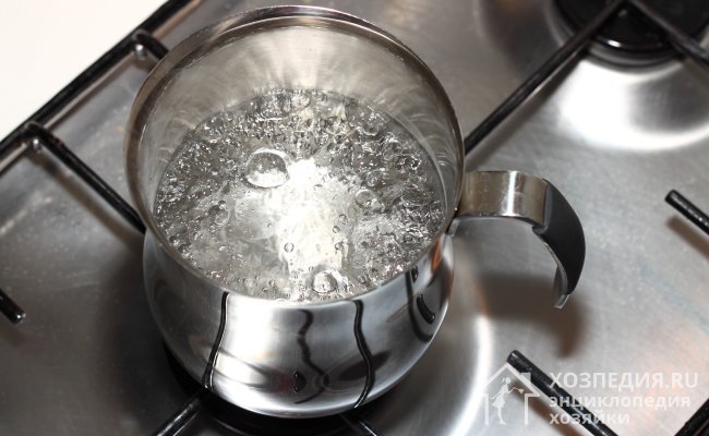 Очистить сливное отверстие и канализацию можно горячей водой температурой 80 ℃. Для металлических труб допустимо использование кипятка
