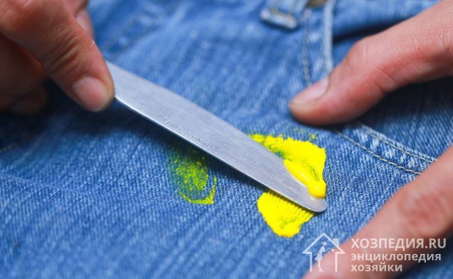 С осторожностью используйте механическую чистку тканей от краски