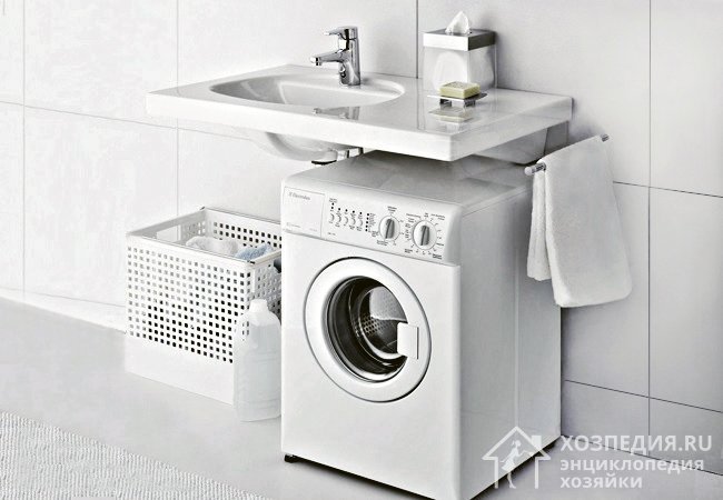 Компактные стиральные машины отлично подходят для размещения под раковиной в ванной комнате
