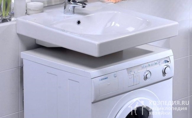 Компактную стиральную машину можно легко разместить под умывальником